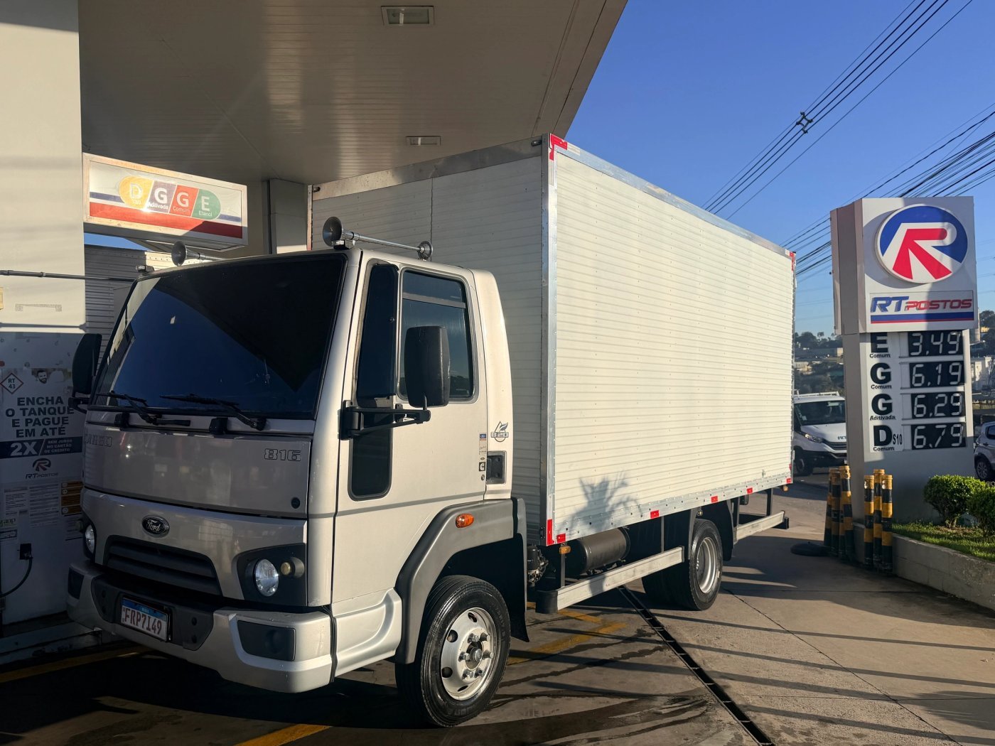 Ford Cargo 816 baú da FCM